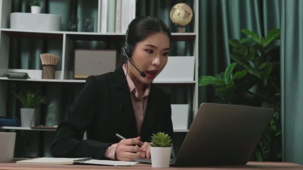 Bizneswoman Słuchawkach Mikrofonie Pracująca Przy Biurku Korzystająca Laptopa Entuzjastyczna Pracownica — Wideo stockowe