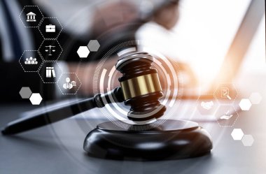 Akıllı hukuk, hukuki danışmanlık simgeleri ve avukatlık bürosunda çalışan araçlar dijital hukuk kavramını ve çevrim içi hukuk ve yönetmelik kavramlarını gözler önüne seriyor .