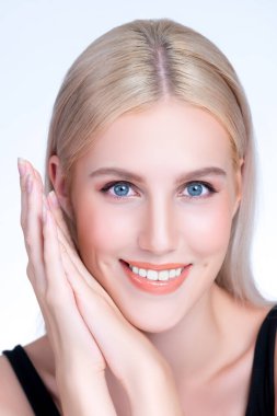 Yakından güzel bir kadın portresi, kusursuz pürüzsüz bir cilt ve izole bir arkaplanda doğal makyaj portresi. El hareketi ve güzellik modeli konsepti için anlamlı yüz ifadesi..