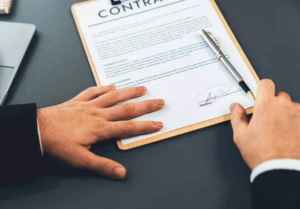 用笔签合同文件 盖章业务处理签名事宜 商人通过在合同书上签字来敲定商业协议 — 图库照片