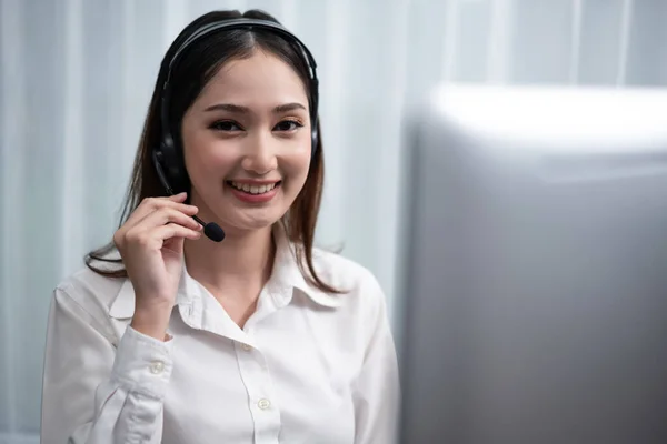 亚洲呼叫中心与耳机和麦克风工作在她的工作空间看着相机 女经营者提供出色的客户服务 支持呼叫中心代理肖像画 很有激情 — 图库照片