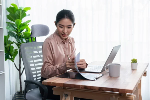 Młoda Azjatycka Entuzjastyczna Bizneswoman Nowoczesnym Biurze Przy Użyciu Laptopa Pracy — Zdjęcie stockowe