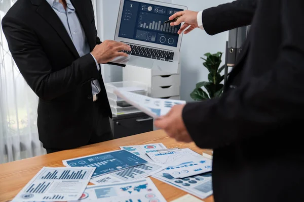 Equipo Analistas Ocupado Discutiendo Los Datos Financieros Tablero Digital Analizando —  Fotos de Stock