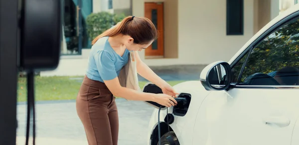 Progressive Woman Install Cable Plug Her Electric Car Home Charging — Stock fotografie