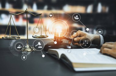 Akıllı hukuk, hukuki danışmanlık simgeleri ve avukatlık bürosunda çalışan araçlar dijital hukuk kavramını ve çevrim içi hukuk ve yönetmelik kavramlarını gözler önüne seriyor .