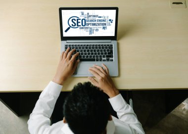 Model e-ticaret için SEO arama motoru optimizasyonu ve bilgisayar ekranında gösterilen çevrimiçi perakende işi