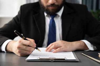 İş adamı sözleşme kağıtlarını ya da iş hukukunu güven ve profesyonellikle imzalar. Resmi iş anlaşması için şirket toplantısında el ele tutuşmak. Eşitlik