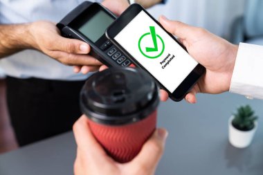 NFC QR kod cihazı ile el ele tutuşan akıllı telefon, hızlı dijital işlemler için temas kurulamayan ödeme kodlarını tarıyor. Modern yaşam tarzı ödeme teknolojisi için cep telefonundaki online bankacılık uygulaması. coşkulu