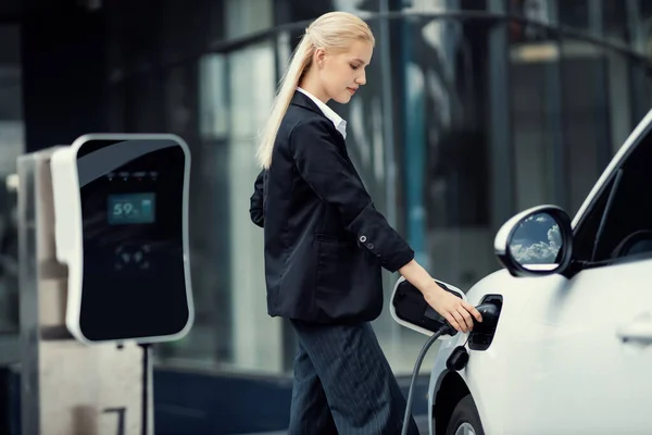 Progressive Businesswoman Insert Charger Plug Charging Station Her Electric Vehicle — Zdjęcie stockowe