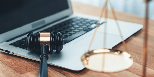 Szimbolizálja Igazságszolgáltatás Jogi Hatóság Arany Kiegyensúlyozott Skála Kalapács Íróasztal Laptop — Stock Fotó