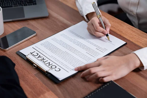 Nahaufnahme Hand Unterzeichnung Vertragsdokument Mit Stift Versiegelung Geschäft Mit Unterschrift — Stockfoto