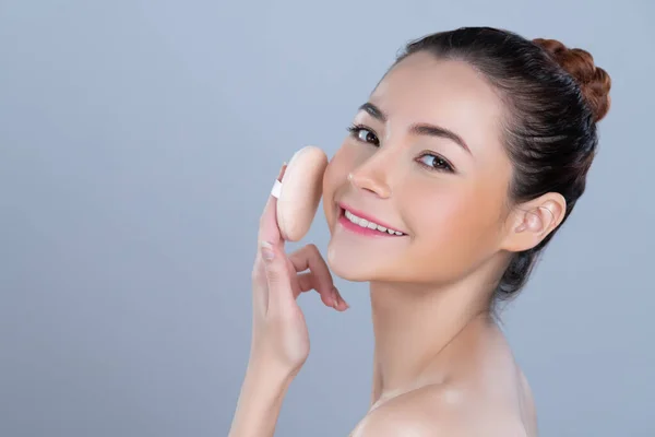 Glamorous Beautiful Female Model Applying Cushion Powder Facial Makeup Concept — Foto de Stock