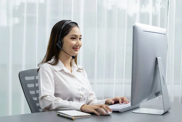 Aziatisch Callcenter Met Headset Microfoon Werkt Aan Haar Laptop Vrouwelijke — Stockfoto