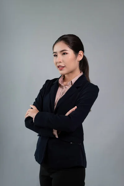 若い実業家を自信を持って孤立した背景に立って 正式な黒いスーツを着ている スマートかつ専門的な外観を持つオフィスの女性やマネージャー 熱狂的 — ストック写真