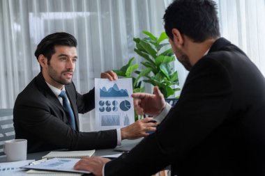 Analist ekibi, bilgisayar ekranında veri bilimi yazılımı görüntülemesi kullanarak dijital torpido gözünde finansal verileri analiz ediyor. İş zekası ve Fintech. Coşkulu