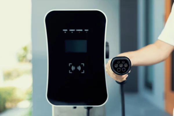 Focus Closeup Hand Holding Plug Electric Vehicle Pointing Camera Charging — Foto Stock
