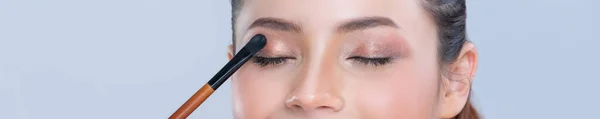 Closeup Beautiful Girl Flawless Applying Glamorous Eye Shadow Makeup Eyeliner — Foto de Stock