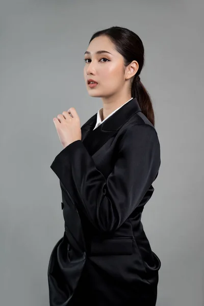 若い実業家を自信を持って孤立した背景に立って 正式な黒いスーツを着ている スマートかつ専門的な外観を持つオフィスの女性やマネージャー 熱狂的 — ストック写真