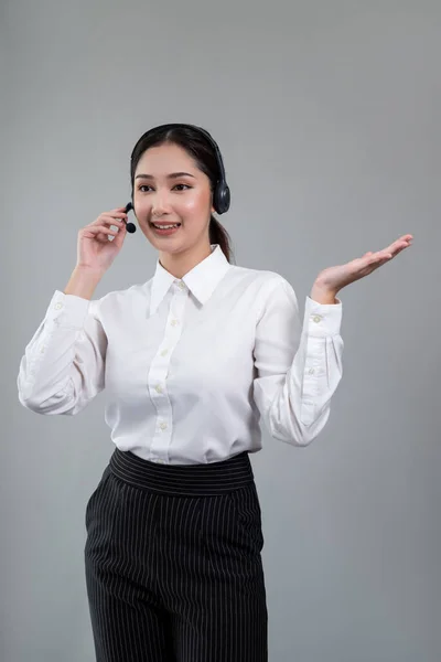 Азійська Жінка Кол Центр Посмішкою Рекламує Роботу Носячи Офіційний Костюм — стокове фото
