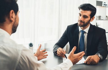 Başvuru formunu doldurmak için iş başvurusunda bulunmuş. Aday, mülakatta resmi konuşma için takım elbise giyer. Kariyer ve iş deneyimiyle ilgili sorularla dolu bir işe alım süreci. Coşkulu