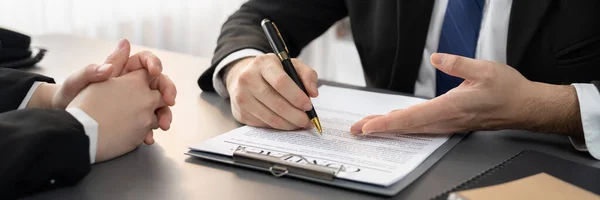 Zbliżenie Biznesmen Podpisać Umowę Lub Dokument Prawny Piórem Ręku Podczas — Zdjęcie stockowe