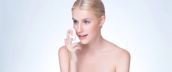 Personable Beautiful Natural Soft Makeup Woman Using Powder Puff Facial — Fotografia de Stock