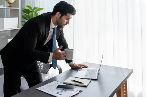 Der Moderne Geschäftsmann Modernen Schreibtisch Mit Laptop Und Kaffee Der — Stockfoto
