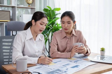 Analist ekip arkadaşları dijital torpido gözündeki finansal verileri, çizelgeleri ve grafiği destekleyici bir ekip çalışması ile tartıştılar. Profesyonel ofis pazarlama planlamak için iş zekasını kullanır. Coşkulu.