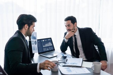 Analist ekibi, bilgisayar ekranında veri bilimi yazılımı görüntülemesi kullanarak dijital torpido gözünde finansal verileri analiz ediyor. İş zekası ve Fintech. Coşkulu