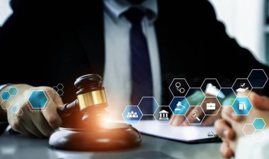 Akıllı hukuk, hukuki danışmanlık simgeleri ve avukatlık bürosunda çalışan araçlar dijital hukuk kavramını ve çevrim içi hukuk ve yönetmelik kavramlarını gözler önüne seriyor .
