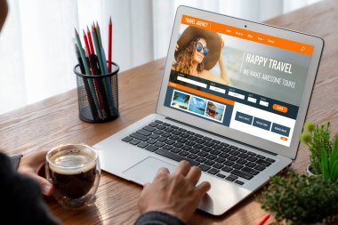 Model arama ve seyahat planlama için internet sitesi uçuş, otel ve tur rezervasyonları için anlaşma ve paket sunuyor