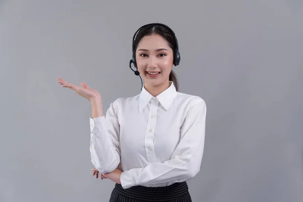 亚洲女性呼叫中心操作员面带微笑地刊登招聘广告 穿着正装 头戴耳机 在可定制的隔离背景下举手表决产品 很有激情 — 图库照片