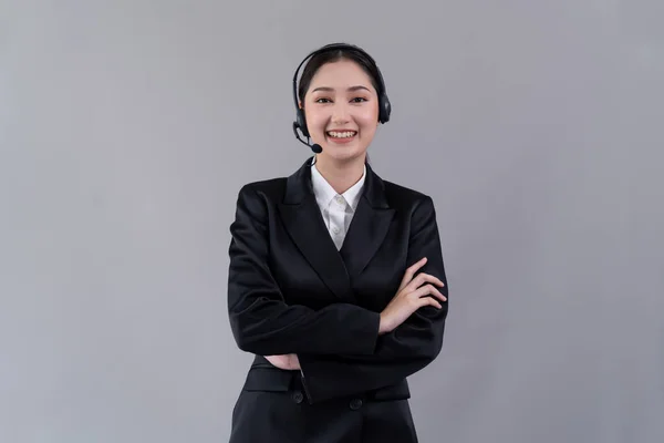 Atrakcyjny Azjatycki Operator Call Center Kobieta Szczęśliwym Uśmiechem Twarzy Reklamuje — Zdjęcie stockowe