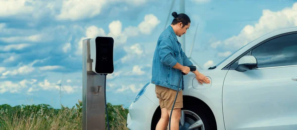 Progressieve Man Met Zijn Elektrische Auto Auto Opladen Van Energie — Stockfoto