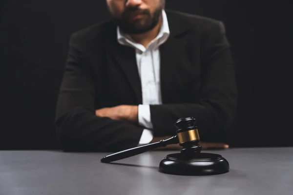 Konzentrierte Hölzerne Hammer Mit Grundiertem Hintergrund Des Rechtsanwalts Schwarzen Anzug — Stockfoto