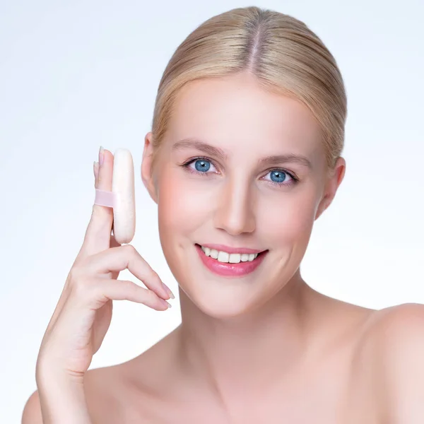 Closeup Personable Beautiful Natural Soft Makeup Woman Using Powder Puff — Fotografia de Stock