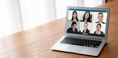 İş dünyasından iş adamlarının modern sanal grup toplantısı için video konferansındaki iş adamları