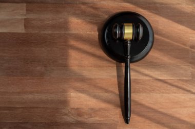 Yakın plan siyah tahta tokmak çekiç ahşap ofis arka planında avukat ve hakim için adalet ve hukuk sistemi, yasal otorite ve yargılama konsepti olarak. denge