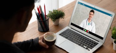 Hasta ile sanal görüşme için mod teletıp yazılım uygulaması tarafından çevrimiçi doktor görüntüsü çağrısı