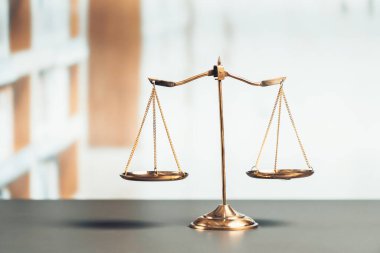 Mahkeme kütüphanesinin arka planında adalet ve adalet sembolü olarak parlak altın dengeli bir terazi. Avukat ve avukatın adil ve eşitlik kararı için terazi uygulayın. denge