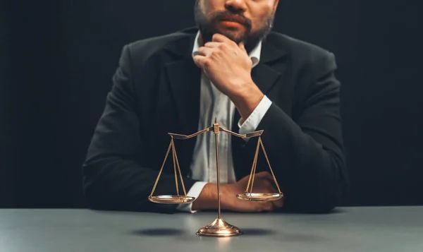 Adwokat Czarnym Garniturze Siedzi Biurku Złotą Skalą Symbolem Sprawiedliwości Uczciwości — Zdjęcie stockowe