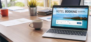 Çevrimiçi otel konaklama rezervasyon sitesi mod rezervasyon sistemi sağlar. Seyahat teknolojisi kavramı .