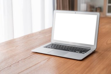 Tasarımınız için mod bilgisayardaki beyaz boş ekran monitör ekranında maket yapın