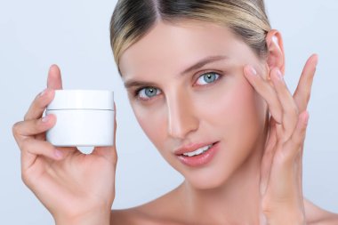 Güzel kozmetik kadın portresi cilt bakımı için mükemmel cilt kremi, cilt bakımı için nemlendirici, izole edilmiş arka planda yaşlanmayı önleyici ürün. Doğal sağlıklı deri modeli konsepti.