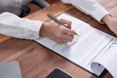 Yakın plan sözleşme imzalama belgesini kalemle imzalama, iş anlaşmasını imzayla mühürleme. İş adamları iş anlaşmasını imzalamak için sözleşmeye imza atıyorlar. Coşkulu.