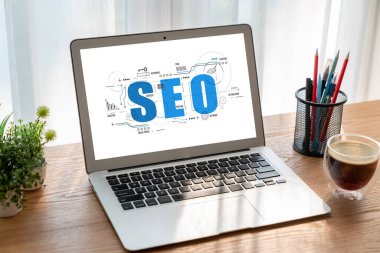 Model e-ticaret için SEO arama motoru optimizasyonu ve bilgisayar ekranında gösterilen çevrimiçi perakende işi