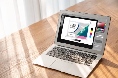 Web sayfasının modern tasarımı ve bilgisayar ekranında gösterilen ticari reklamlar için grafiksel tasarımcı yazılımı