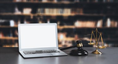 Üniversite kütüphanesindeki bir masada akıllı tasarım modeli için boş dizüstü bilgisayar ekranı