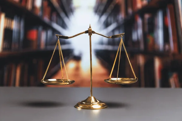 法院图书馆背景下的新黄金均衡规模作为概念 正义和公平的法律标志 律师和律师判断正义和平等的天平 — 图库照片