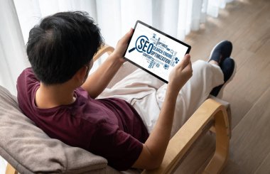 Model e-ticaret için SEO arama motoru optimizasyonu ve bilgisayar ekranında gösterilen çevrimiçi perakende işi